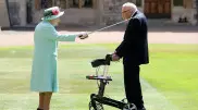 Елизавета II посвятила в рыцари 100-летнего ветерана за помощь врачам