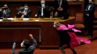 Чилийский политик отпраздновала принятие закона пробежкой в стиле "Наруто"