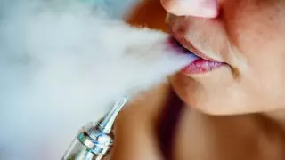 Двух пассажиров сняли с рейсов за курение электронных сигарет