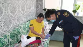 В Алматы наградили полицейского, прыгнувшего с 13-го этажа за педофилом