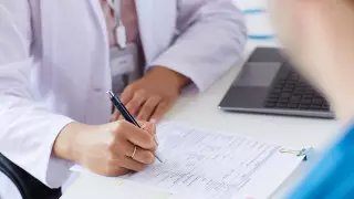 Около 150 смертей проверяют для включения в статистику по летальности от COVID-19