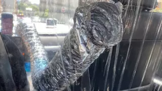 Пленка, трубы и фольга. "Защита" от коронавируса в такси рассмешила пассажиров