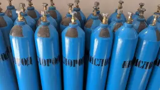 Покупать у сварщиков баллоны с кислородом вынуждены родные больных пневмонией в ВКО