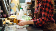 Большинство опрошенных казахстанцев отметили увеличение расходов на продукты