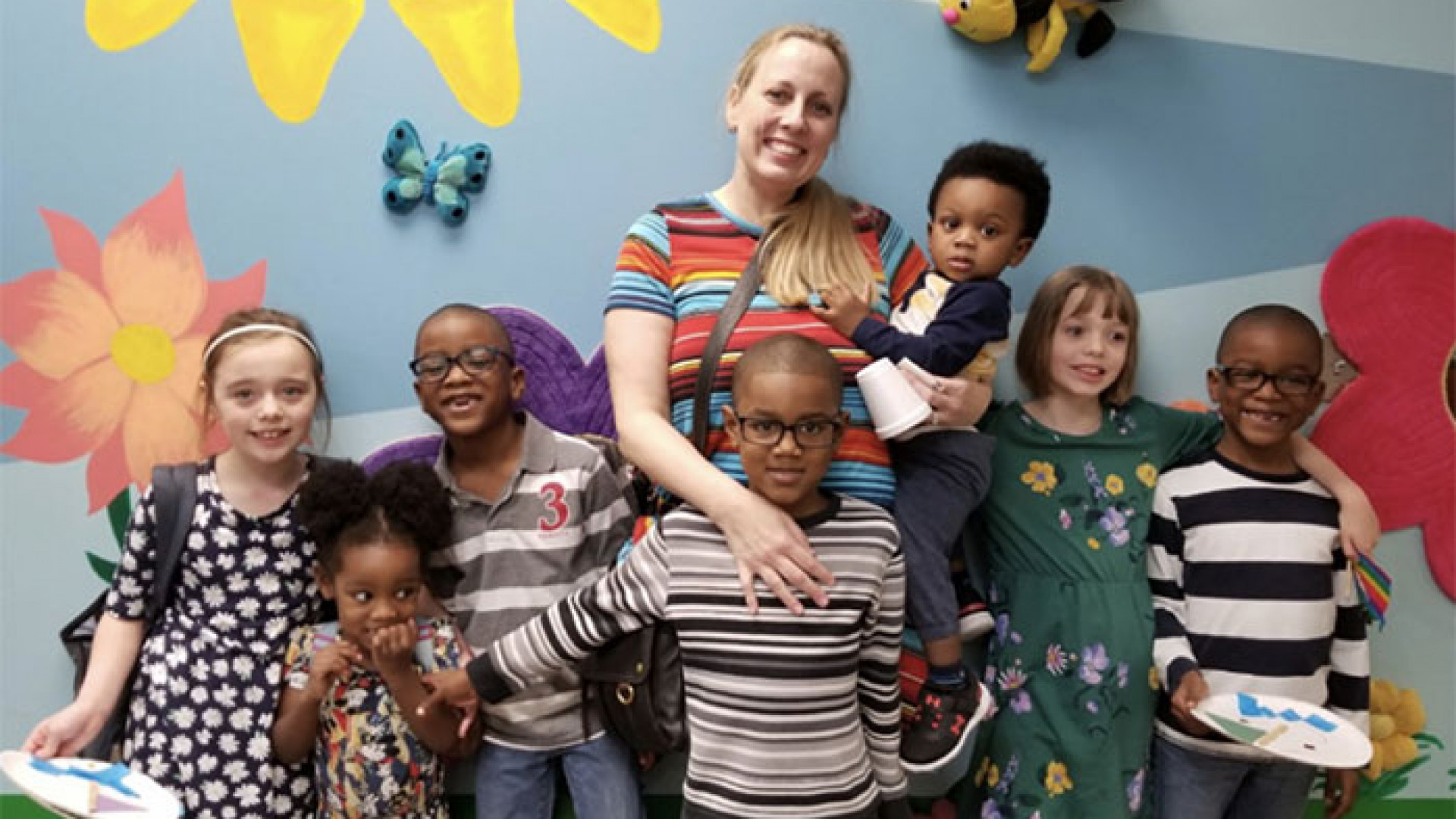 семья усыновила 3 детей. картинки многодетной мамы 7 детей. пара американцев удочерили тройню и родили двойню. семья усыновила 3 детей. милонов с семьей фото.