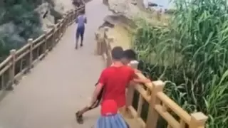 В Актау нашли вандала, выломавшего перила на Скальной тропе