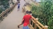 В Актау нашли вандала, выломавшего перила на Скальной тропе