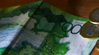 Водитель предложил полицейскому 2 тысячи тенге и получил штраф в 277 тысяч тенге