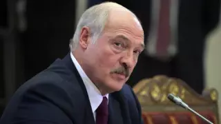 Лукашенко заявил, что перенес коронавирус на ногах