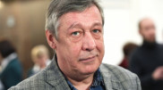 Михаила Ефремова увезли в суд