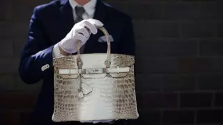 Самую дорогую в мире женскую сумочку продали на аукционе в Лондоне