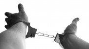 30 тысяч тенге и две банки энергетика. Чиновника заподозрили во взятке в Шымкенте