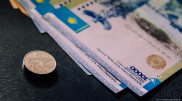 Официальный курс доллара вновь вырос почти на 2 тенге
