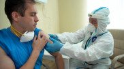 Массовую вакцинацию от COVID-19 планируют начать в России в октябре