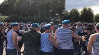 Десантники затеяли драку и напали на основателя YouTube-канала "Лев против"