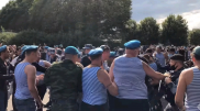 Десантники затеяли драку и напали на основателя YouTube-канала "Лев против"