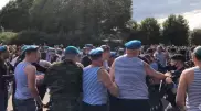 Десантники затеяли драку и напали на основателя YouTube-канала "Лев против"