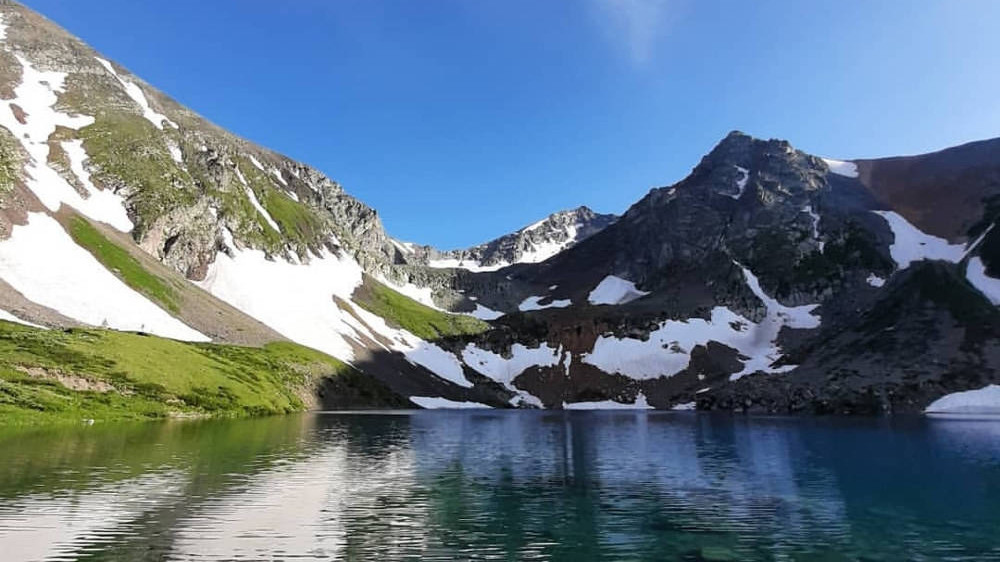 "Не дайте убить красоту". Уникальное озеро в ВКО просят защитить казахстанцы