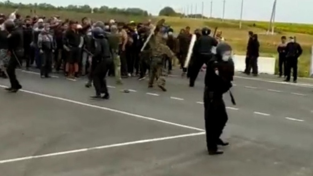 Стычка мигрантов с российскими полицейскими произошла на границе РФ и Казахстана