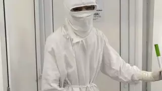 "Поднимает всем настроение". Поющий санитар удивил пользователей Казнета