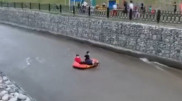 Алматинцы прокатились на лодке по реке Есентай