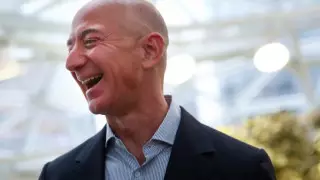 Богатейший человек в мире продал миллион акций своей компании