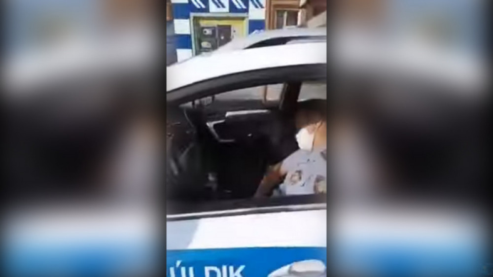 Полицейского уволили после видео костанайца, но не за сон в машине
