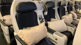 Эксперты объяснили, почему нельзя откидывать спинки кресел в самолете