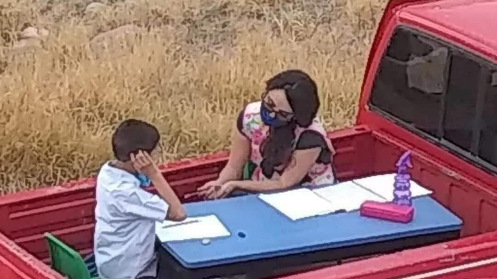 Мексиканская учительница проводит уроки в кузове своего авто