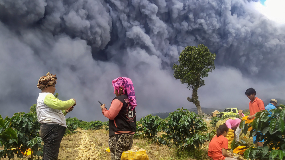5-километровое облако пепла: извержение вулкана началось в Индонезии