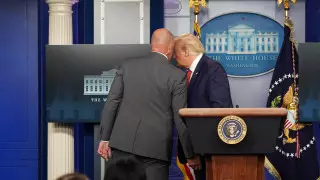 Охрана увела Трампа с пресс-конференции из-за стрельбы у Белого дома