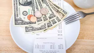 Ученые сделали неожиданное открытие про чаевые в ресторанах