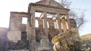 Подземное озеро и древние развалины. Зачем туристы едут в самый страшный город-призрак в Казахстане