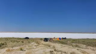 Здесь невозможно утонуть. Соленое озеро Акколь привлекло внимание туристов