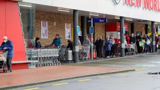 Новая Зеландия вернула карантин: люди в панике скупают еду