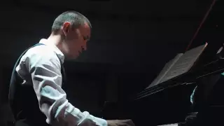 Известный КВНщик записал трогательную песню на 10 языках