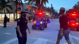 Американским полицейским запретили носить маски на работе