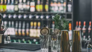 Запрет на тои и работу баров продлили в Казахстане