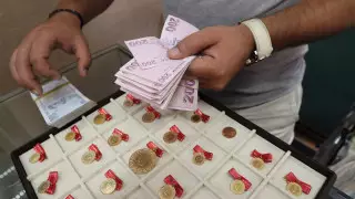 Жители Турции массово скупают золото