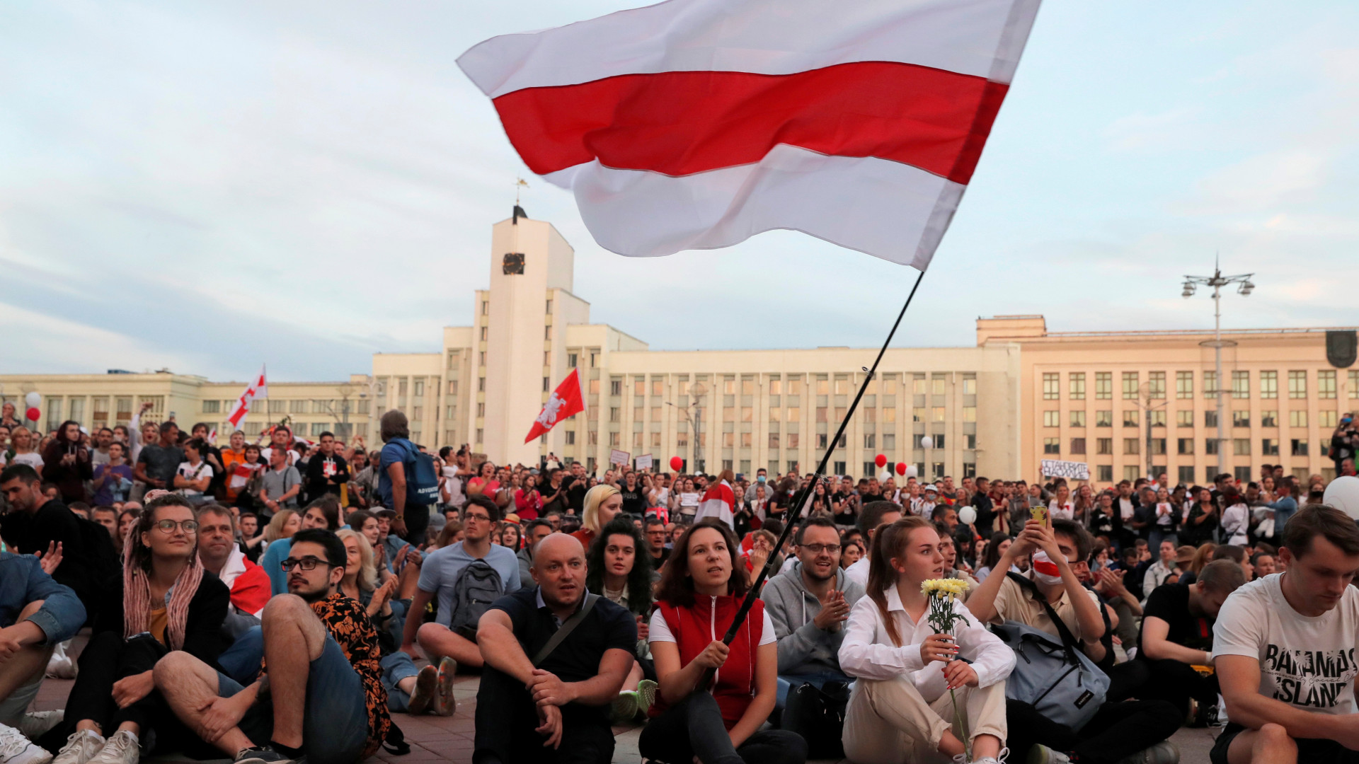 В Беларуси протестующие убирают за собой мусор и снимают обувь, чтобы не  запачкать лавки: 15 августа 2020 09:19 - новости на Tengrinews.kz