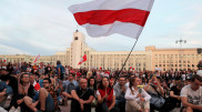 В Беларуси протестующие убирают за собой мусор и снимают обувь, чтобы не запачкать лавки