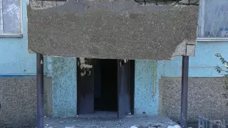 Женщина успела отбежать из-под падающего козырька в Актау