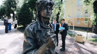 Скульптуру Виктора Цоя в Алматы облачили в белорусский флаг