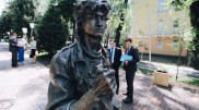 Скульптуру Виктора Цоя в Алматы облачили в белорусский флаг