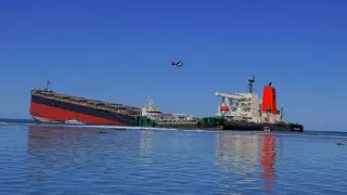 Японский танкер раскололся пополам в Индийском океане