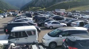 Скопление машин на Кольсае сняли на видео в Алматинской области