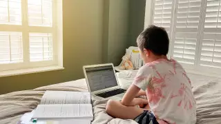 Дистанционка в школах - за или против? Опрос от Tengrinews.kz