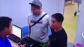 "Представился подполковником". Нападение на медработника попало на видео в Алматы