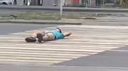 "Загоравшего" на дороге алматинца ищет полиция