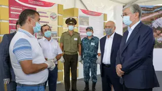 Токаеву показали новые дома для потерявших жилье в Туркестанской области